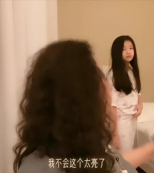小玥儿正面曝光：眼神如大S，脸型更似汪小菲