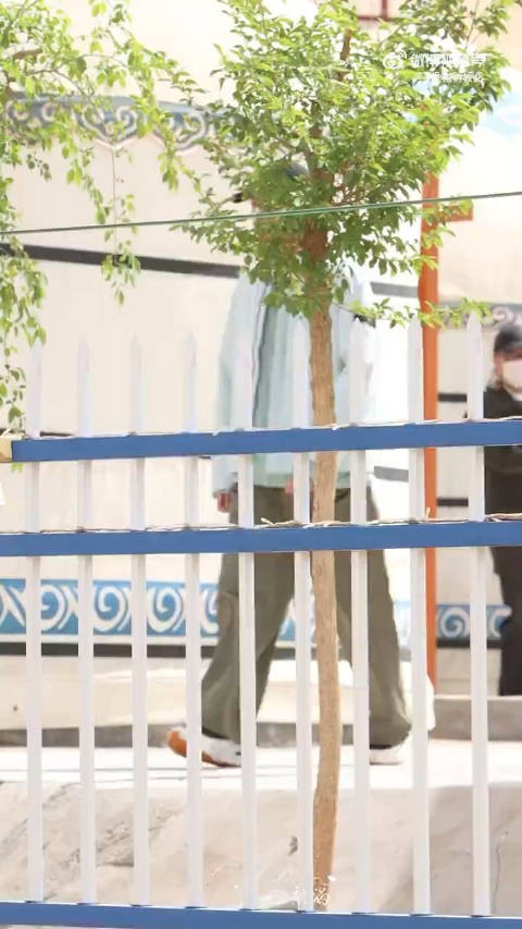 @魏大勋 综艺录制上班薄荷蓝风衣look好清爽 录制顺利 cr.logo