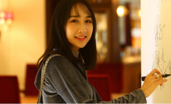 她原来比老公红，不过为了家庭退居幕后，如今被雷佳音宠成小公主