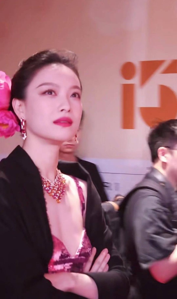 倪妮与那些微调后的明星不一样，有种独特的魅力，气质内娱独一份