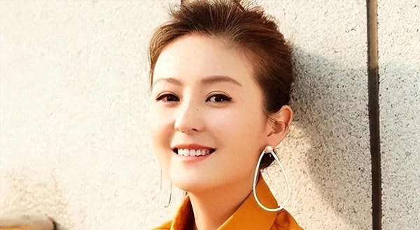 “最干净女演员”被富商苦追10年才嫁，如今和女儿被宠如宝