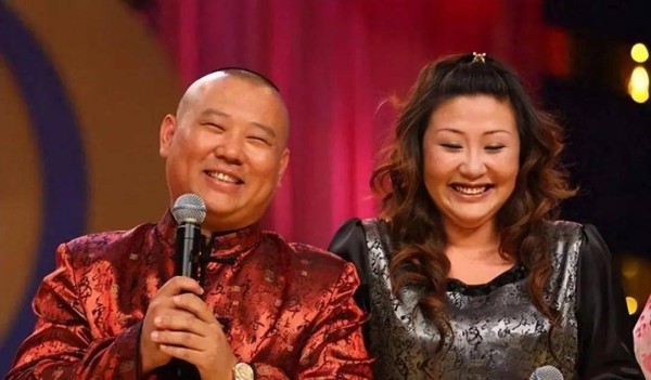 郭德纲妻子王惠被执行263万，一周前匆忙露面，躲避镜头拒绝采访
