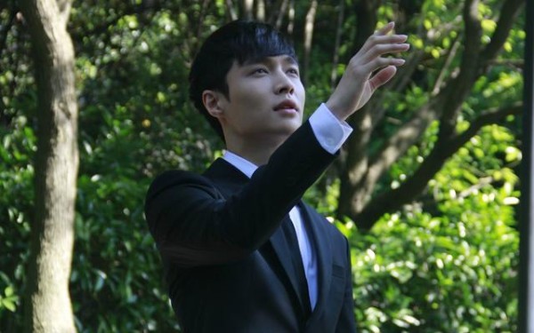 娱乐圈中脚最小的男明星，鹿晗荣当榜首，张艺兴紧随其后