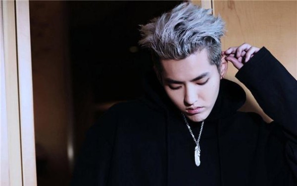 娱乐圈中脚最小的男明星，鹿晗荣当榜首，张艺兴紧随其后