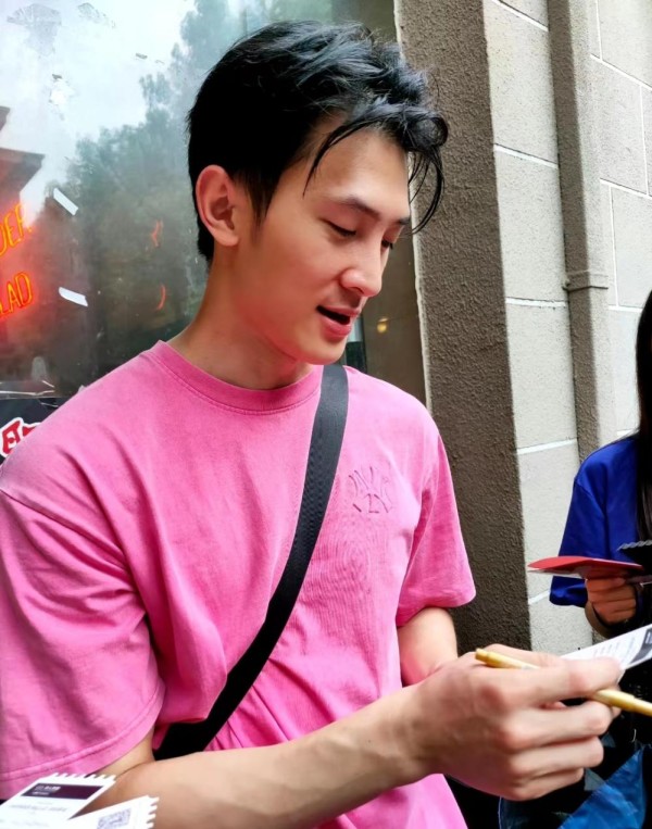 李向哲发布新恋情后，不到一小时遭前妻曝出轨吸毒，其境况重创