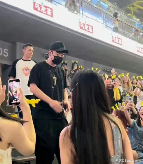 陈赫和张子萱夫妇现身鹿晗的演唱会，引起了网友的关注