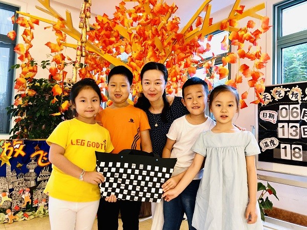 朱素静和孩子们在一起.jpg
