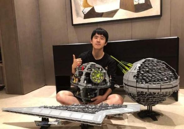 刘昊然玩绝版乐高，陈立农满墙手办，男明星的爱好真烧钱！