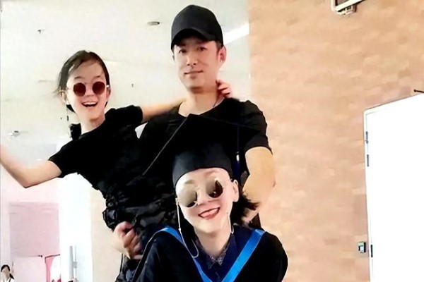 娱乐圈丈夫16年全心照顾妻子，逆转传统角色成榜样