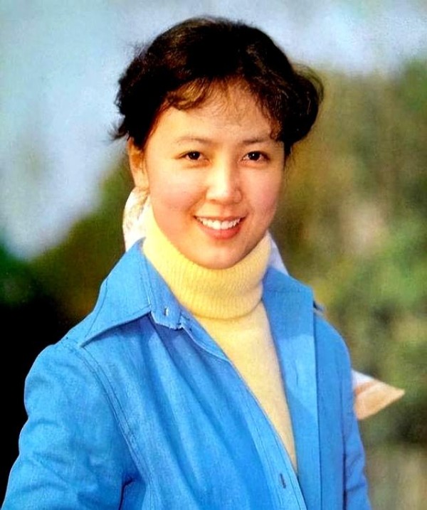 “红裙女神”赵静：22岁嫁海军军官，丈夫是她头号粉丝，生活幸福