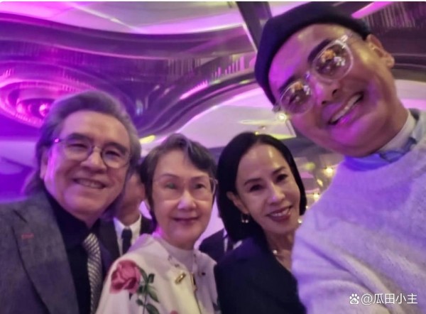 影帝发哥携发嫂出席盛会，66岁发嫂少见出镜，与姜氏夫妇合影