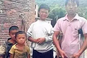 他长相平平却靠脸吃饭，聘请美女当经纪人，家人把他当摇钱树？
