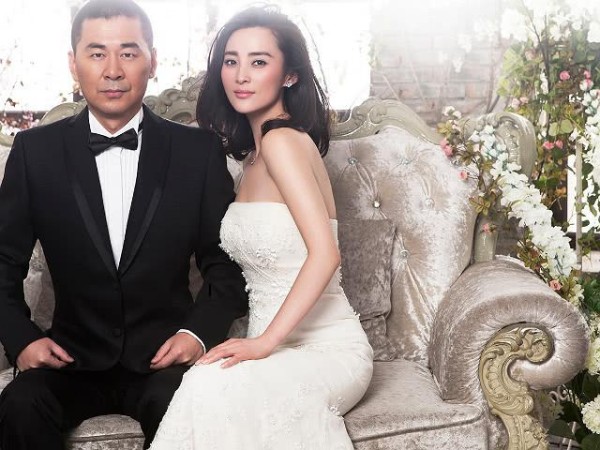 娱乐圈中美女嫁“丑男”的4对明星夫妻，最后一对已经离婚