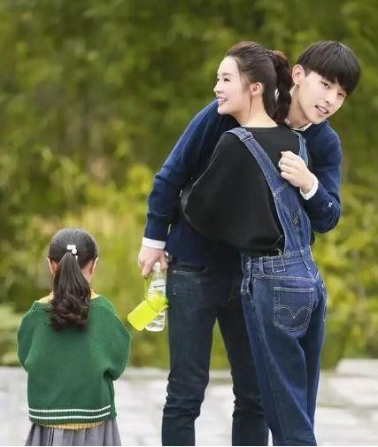 邓伦对待女明星的态度截然不同，与女明星合照差别一目了然！