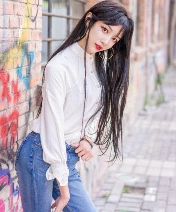 艾比经历“网暴”后，主动晒出男装照，帅成欧美混血王子