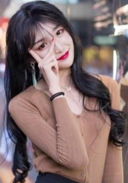 女装大佬艾比走红后，男星也开始穿女装，黄渤却撞脸广场舞大妈