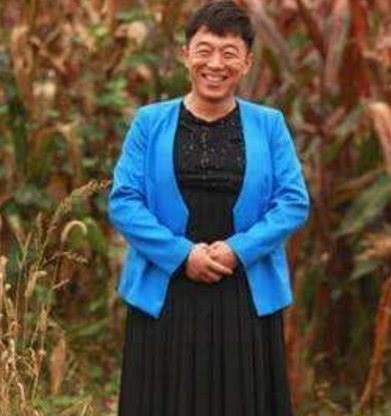 女装大佬艾比走红后，男星也开始穿女装，黄渤却撞脸广场舞大妈