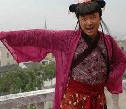 女装大佬艾比走红后，男星也开始穿女装，黄渤却撞脸广场舞大妈