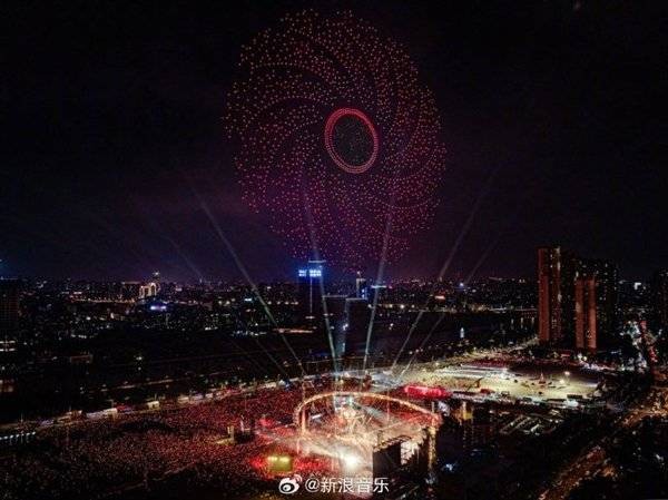 华晨宇用2000架无人机复刻日出 喊话歌迷：你们就是我的太阳