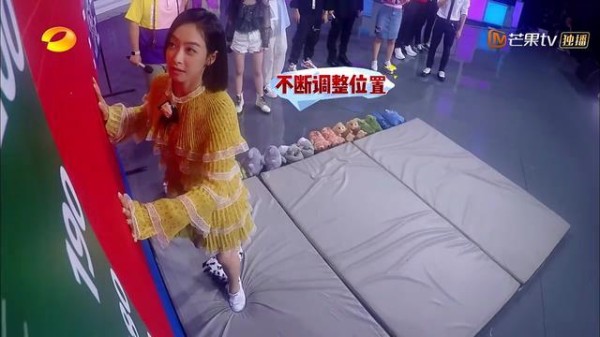 明星柔韧大比拼，宋茜、鞠婧祎逆天柔韧性获网友点赞