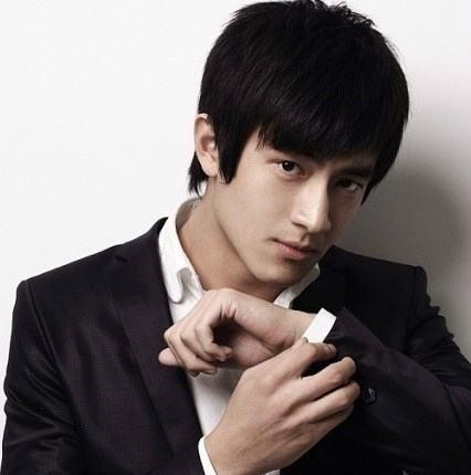 王丽坤拒绝百万富翁求婚, 和小她九岁的男生在一起, 只因他是?
