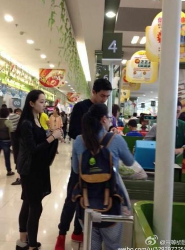 前后任王丽坤蒋梦婕,同台看秀零交流,比美更心机,姚晨最尴尬?