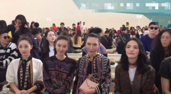 前后任王丽坤蒋梦婕,同台看秀零交流,比美更心机,姚晨最尴尬?