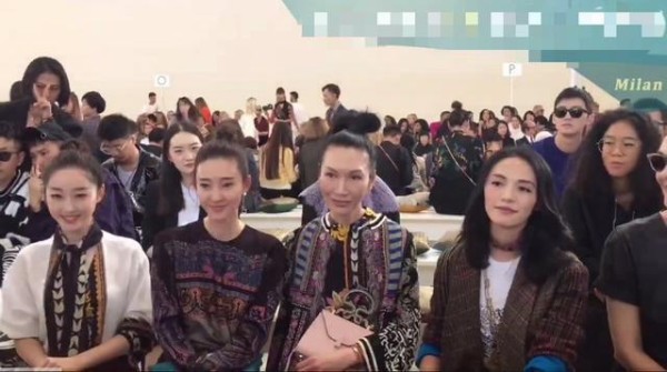 前后任王丽坤蒋梦婕,同台看秀零交流,比美更心机,姚晨最尴尬?