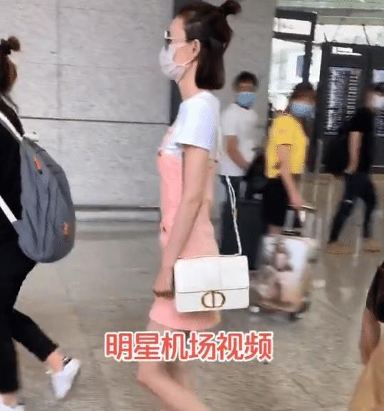 明星真人到底有多瘦？王丽坤机场被偷拍，感叹：瘦得跟鬼一样！