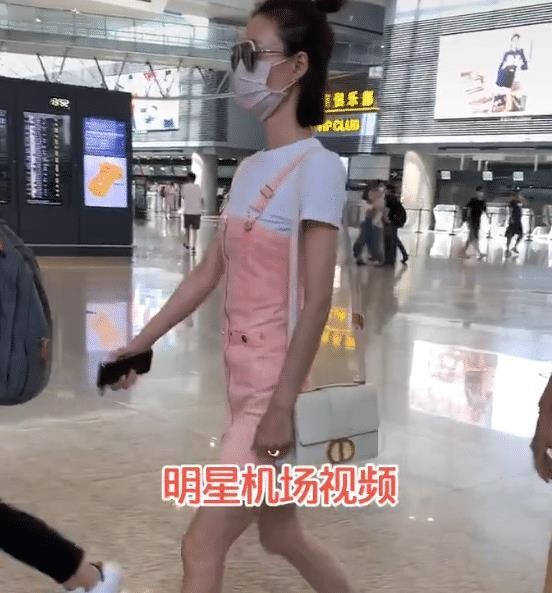 明星真人到底有多瘦？王丽坤机场被偷拍，感叹：瘦得跟鬼一样！