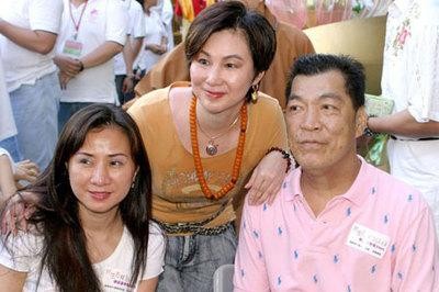 “一夫多妻”的3位男星，待遇却大不相同，他与3位老婆逛街超和谐