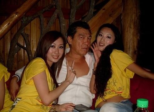 “一夫多妻”的3位男星，待遇却大不相同，他与3位老婆逛街超和谐