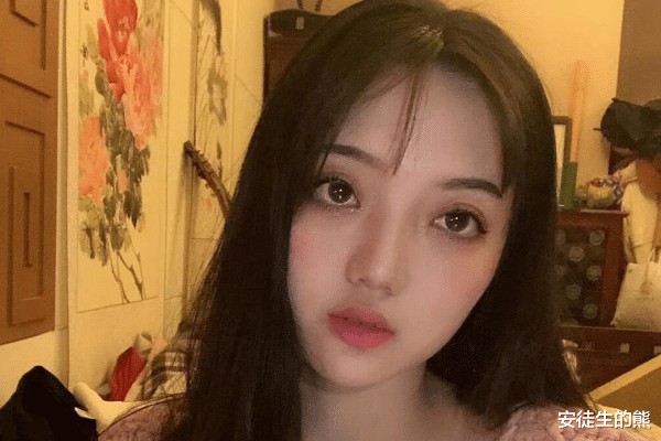 张兆艺不仅出演角色演技扎实，而且相貌漂亮，也很懂得去关心她人