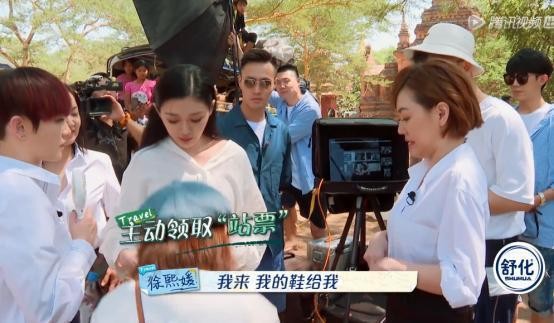 明星了不得！大s助理给穿鞋，小s助理给擦汗！