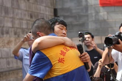 歌手含笑出狱后，出席禁毒宣传活动