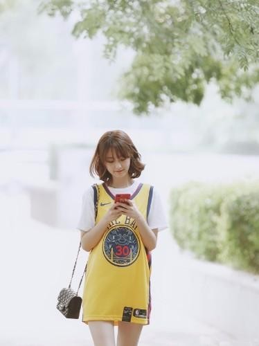 尴尬！NBA小七抹胸长裙性感亮相，身材却被同框美女比下去了