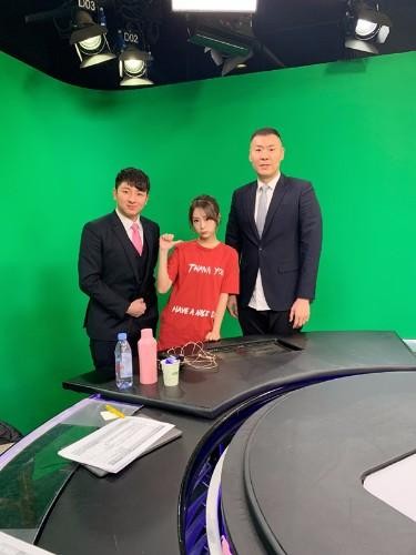 尴尬！NBA小七抹胸长裙性感亮相，身材却被同框美女比下去了