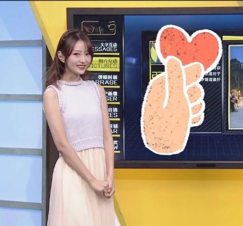 尴尬！NBA小七抹胸长裙性感亮相，身材却被同框美女比下去了