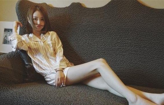 尴尬！NBA小七抹胸长裙性感亮相，身材却被同框美女比下去了