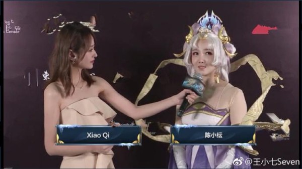 尴尬！NBA小七抹胸长裙性感亮相，身材却被同框美女比下去了