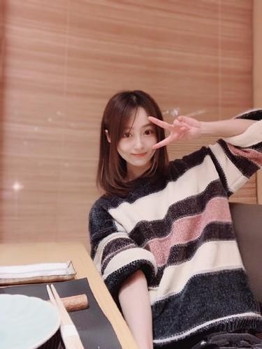 尴尬！NBA小七抹胸长裙性感亮相，身材却被同框美女比下去了