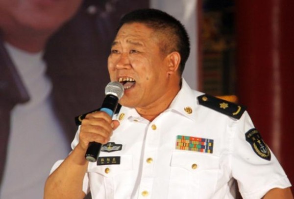 他被称为反派专业户，与妻子相亲而结识，如今孙女遗传了他的容貌