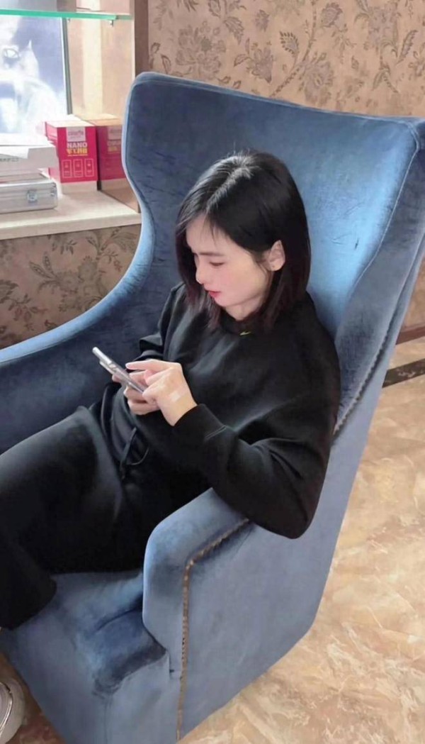 二哈见妹妹瑾汐太激动把车给刮蹭了，两姐妹都是单身有娃的贵族了