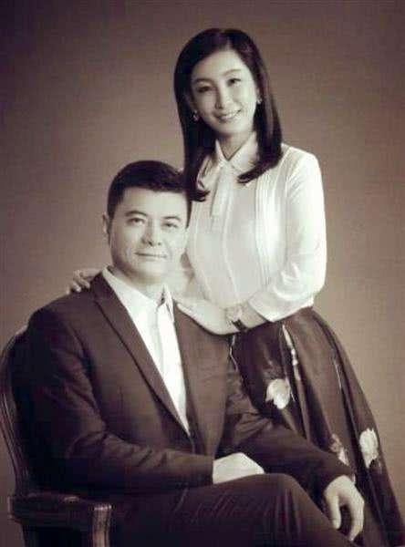 当演员王新军前妻遇上现任妻子,两人差10岁,差距可不是一般的大