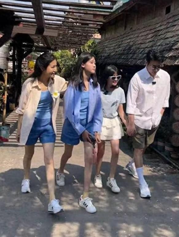 陆毅一家四口西双版纳偶遇，身高差成亮点，夫妻27年感情稳固！