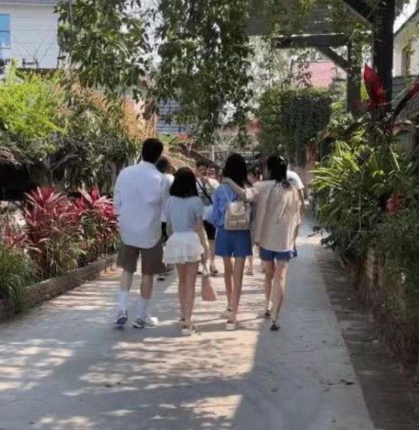 陆毅一家四口西双版纳偶遇，身高差成亮点，夫妻27年感情稳固！