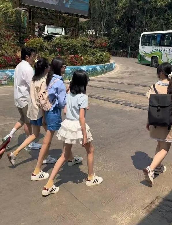 陆毅一家四口西双版纳偶遇，身高差成亮点，夫妻27年感情稳固！