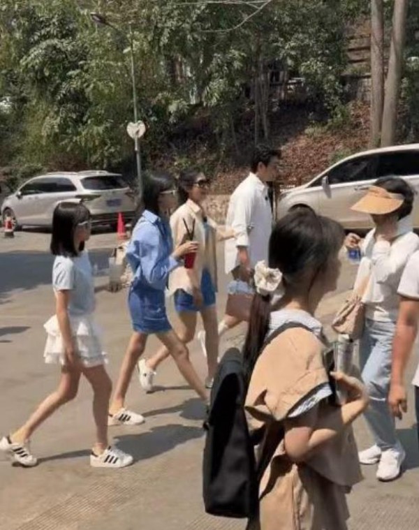 陆毅一家四口西双版纳偶遇，身高差成亮点，夫妻27年感情稳固！