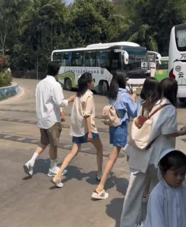 陆毅一家四口西双版纳偶遇，身高差成亮点，夫妻27年感情稳固！
