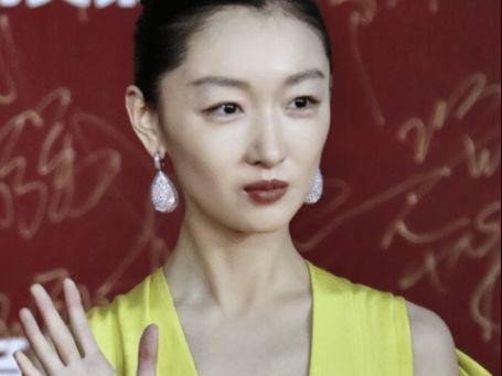 平胸、驴脸、大嘴，这4位女明星一言难尽，凭什么火遍大江南北？